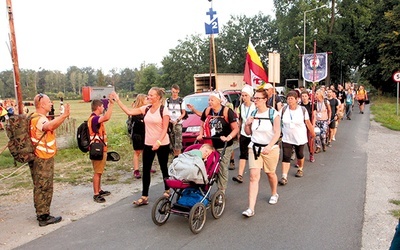 ◄	Krok za krokiem  uczestnicy modlili się w niesionych przez siebie intencjach. 