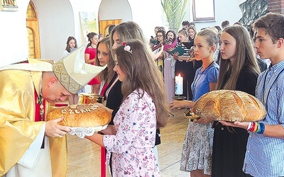 W procesji z darami przynieśli bochny chleba i świece oaz rekolekcyjnych