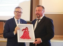 Wiceminister Stanisław Szwed podziękował  za pomoc w przygotowaniu konsultacji prezesowi SI Eurobeskidy Stanisławowi Handerkowi