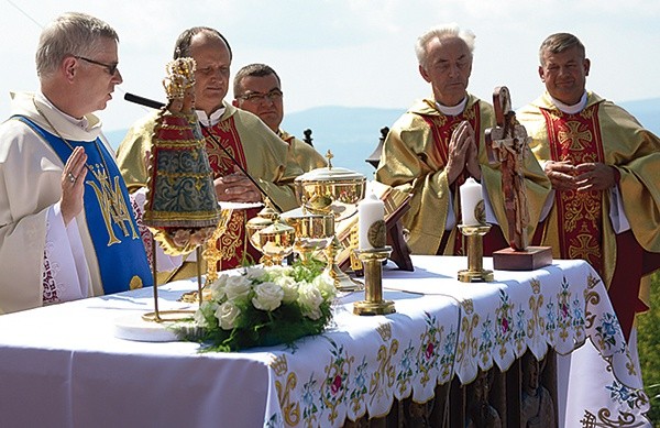 ▲	Mszy św. na szczycie przewodniczył biskup pomocniczy wrocławski.