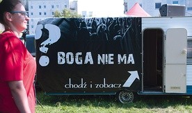 Na ewangelizacji camper zamienił się w kaplicę adoracji. 