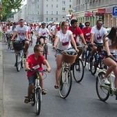 ▲	Rowerzyści mieli na sobie pamiątkowe koszulki.