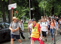 ▲	Zeszłoroczne wyjście pątników z gliwickiej katedry na Jasną Górę.