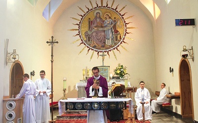 ▲	Eucharystia w kościele parafialnym  św. Anny w Babicach. 