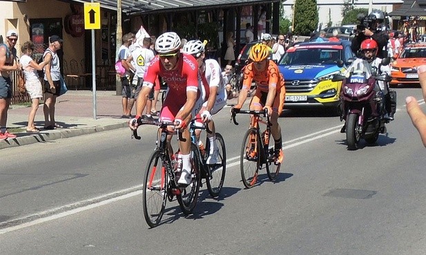 Trójka "uciekinierów" z peletonu w centrum Szczyrku przed podjazdem na Przełecz Salmopolską.