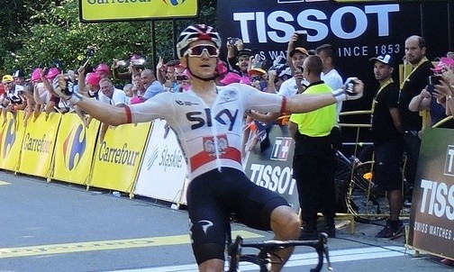 Michał Kwiatkowski wjeżdża na metę w Szczyrku.