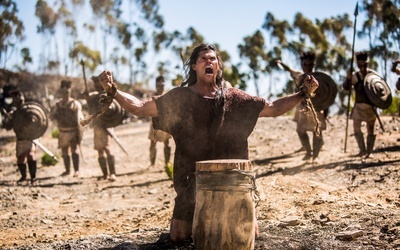Taylor James w tytułowej roli - kadr z filmu "Samson"