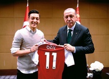 Podczas spotkania w Londynie Mesut Özil podarował prezydentowi Turcji koszulkę swego klubu Arsenalu Londyn.
