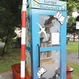Pomysłowa budka telefoniczna, w której można „uwolnić” książkę.