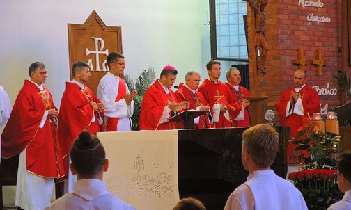 Duszpasterze prowadzący pięć grup, sprawowali Mszę św. pod przewodnictwem bpa Romana Pindla