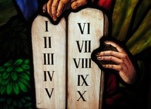 Bóg wypisał przykazania na kamiennych tablicach literami, które wypaliły płytę na wylot
