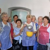 Ks. Stanisław Rożej (z lewej) z paniami przygotowującymi posiłki dla pielgrzymów i ks. Stanisławem Obratańskim, który pochodzi z parafii