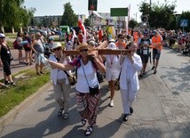 Na czele kolumny niesiony jest krzyż