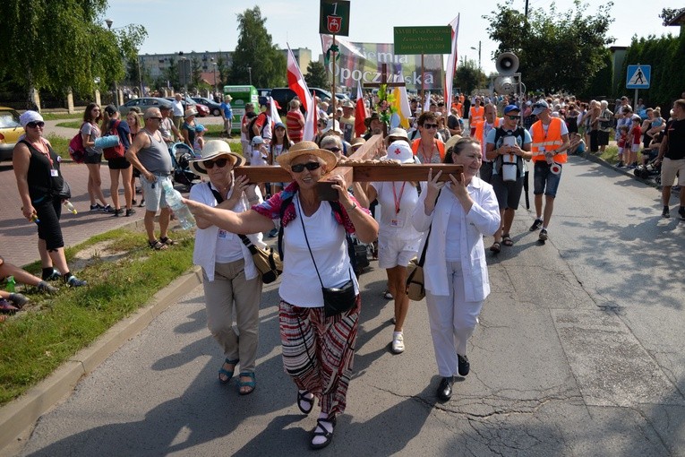 Na czele kolumny niesiony jest krzyż