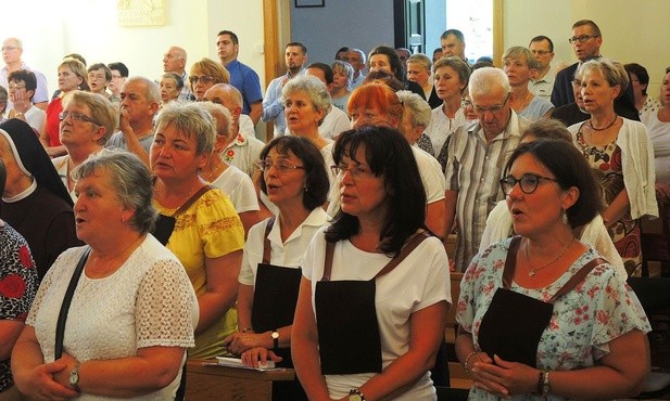 Członkowie świeckiego karmelu z Oświęcimia (na pierwszym planie) przygotowali czuwanie przed Mszą św.