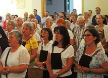 Członkowie świeckiego karmelu z Oświęcimia (na pierwszym planie) przygotowali czuwanie przed Mszą św.