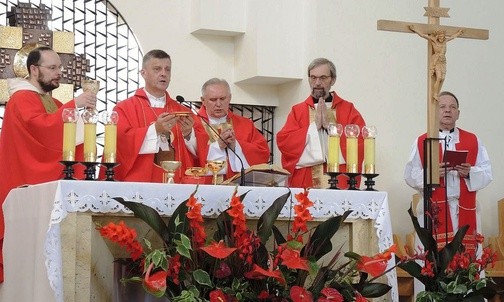 Od lewej: o. Paweł Hańczak OCD, bp Roman Pindel, ks. prałat Józef Niedzwiedzki, ks. Manfred Deselaers i ks. Jan Nowak