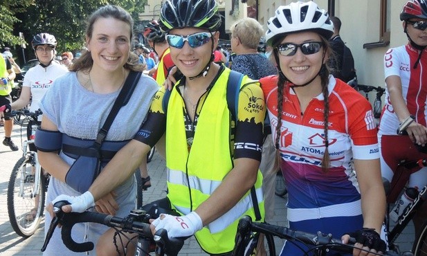 Kontuzjowana w tym roku Magda Zielińska, mistrzyni Pucharu Polski juniorek MTB z przyjaciółmi z pielgrzymki