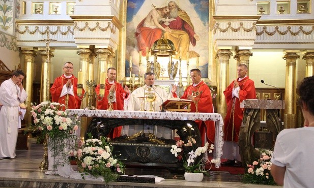 Sztafeta ze świętymi i żyzna ziemia