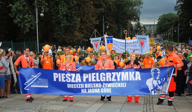 Pielgrzymi Ziemi Oświęcimskiej, którzy szli w jubileuszowej 35. pielgrzymce, wprowadzili pątników bielsko-żywieckich na Jasną Górę