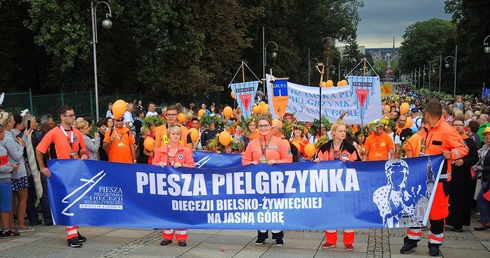 Pielgrzymi Ziemi Oświęcimskiej, którzy szli w jubileuszowej 35. pielgrzymce, wprowadzili pątników bielsko-żywieckich na Jasną Górę