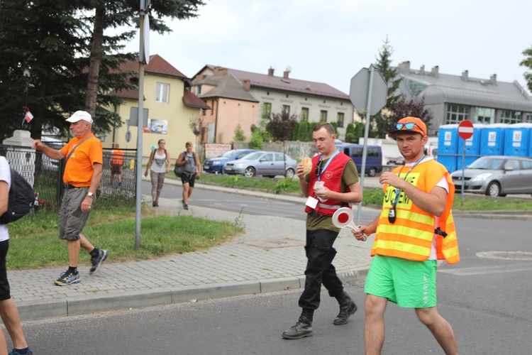 Pielgrzymi hałcnowscy na postoju w Sławkowie - 2018