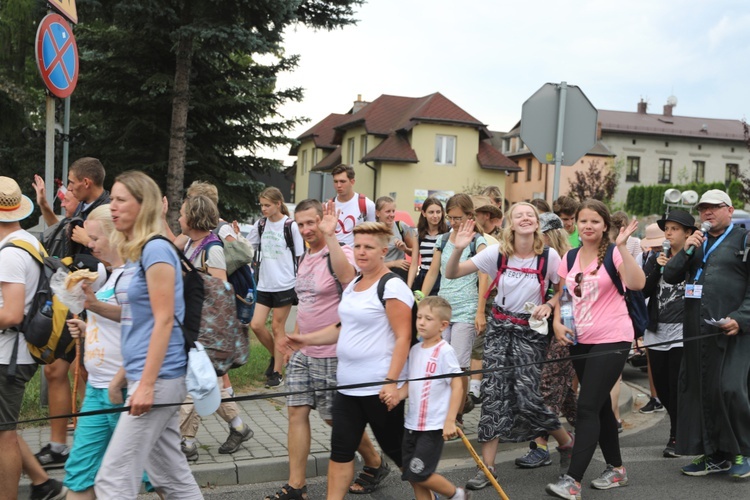 Pielgrzymi hałcnowscy na postoju w Sławkowie - 2018