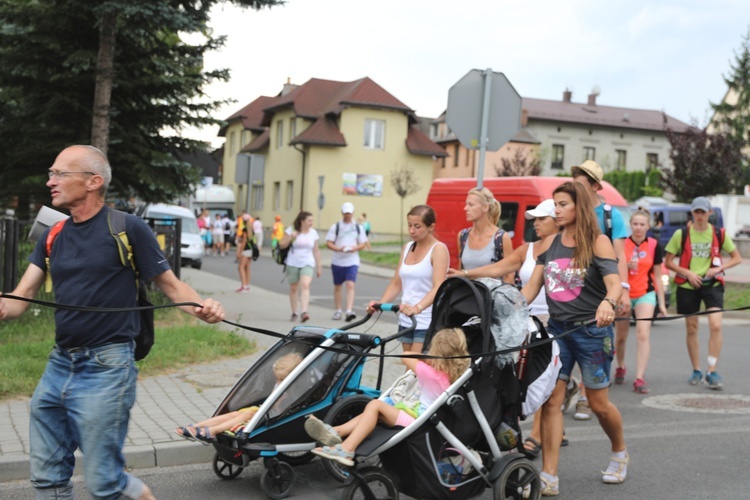 Pielgrzymi hałcnowscy na postoju w Sławkowie - 2018