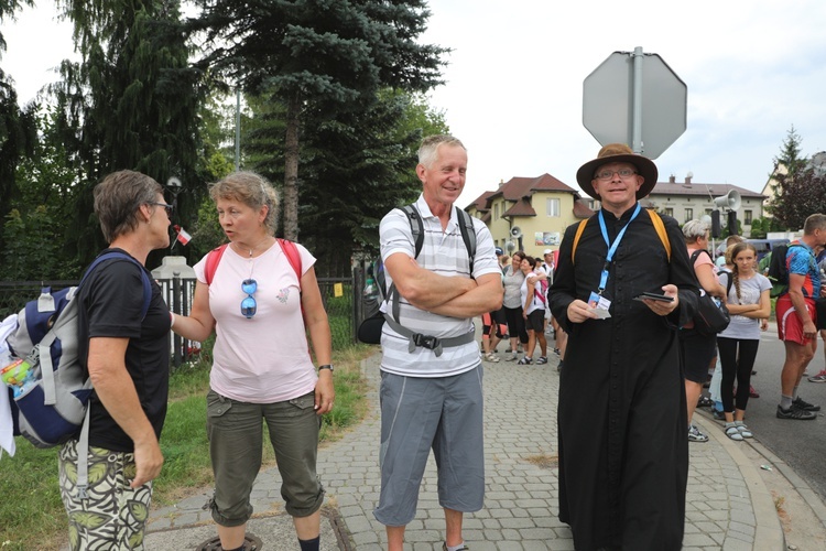 Pielgrzymi hałcnowscy na postoju w Sławkowie - 2018