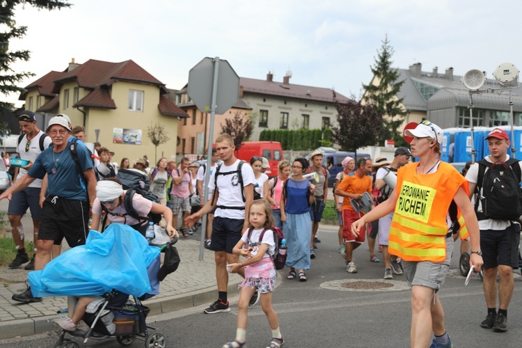 Pielgrzymi hałcnowscy na postoju w Sławkowie - 2018