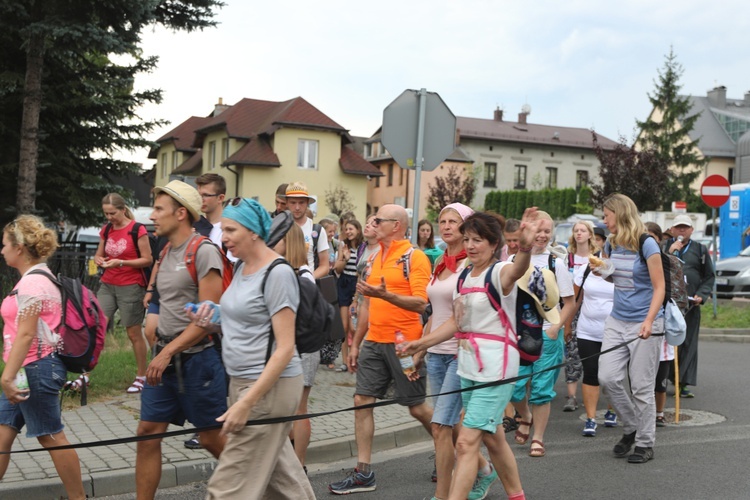 Pielgrzymi hałcnowscy na postoju w Sławkowie - 2018