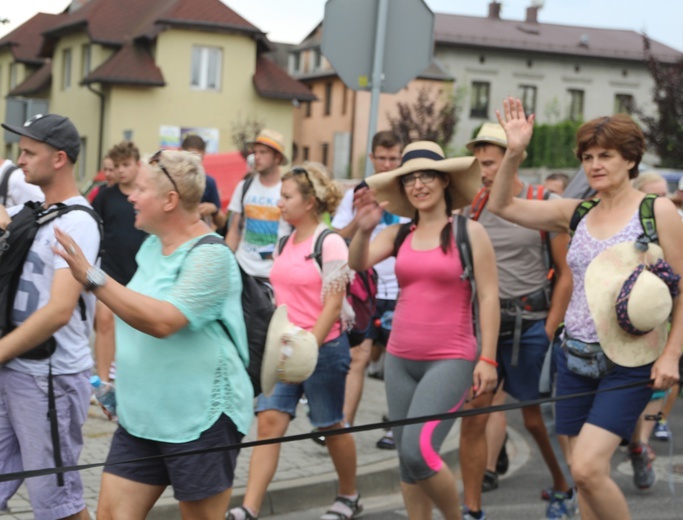 Pielgrzymi hałcnowscy na postoju w Sławkowie - 2018