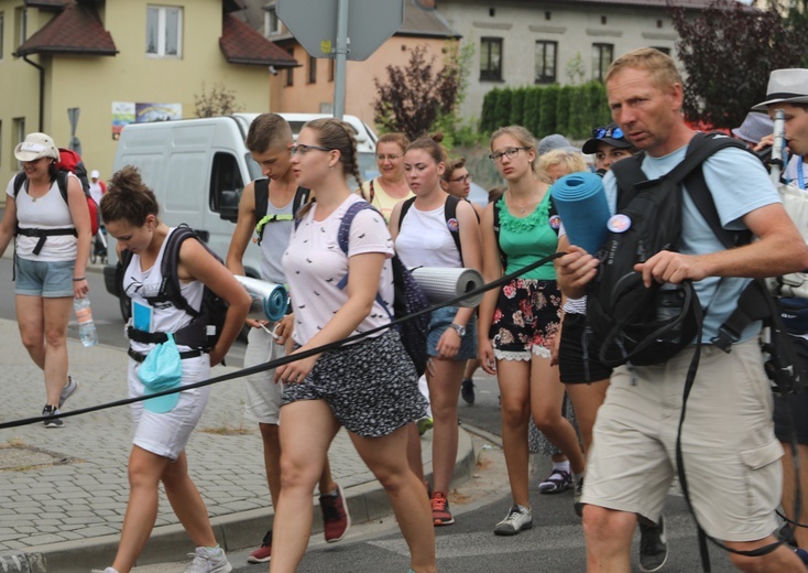 Pielgrzymi hałcnowscy na postoju w Sławkowie - 2018