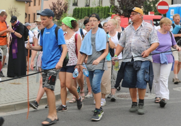 Pielgrzymi hałcnowscy na postoju w Sławkowie - 2018