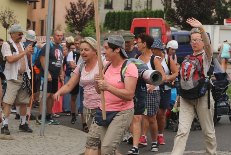 Pielgrzymi hałcnowscy na postoju w Sławkowie - 2018