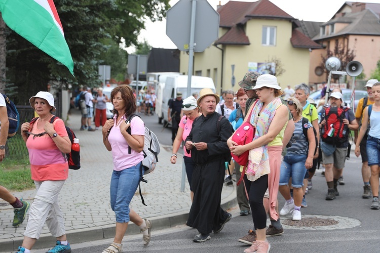 Pielgrzymi hałcnowscy na postoju w Sławkowie - 2018