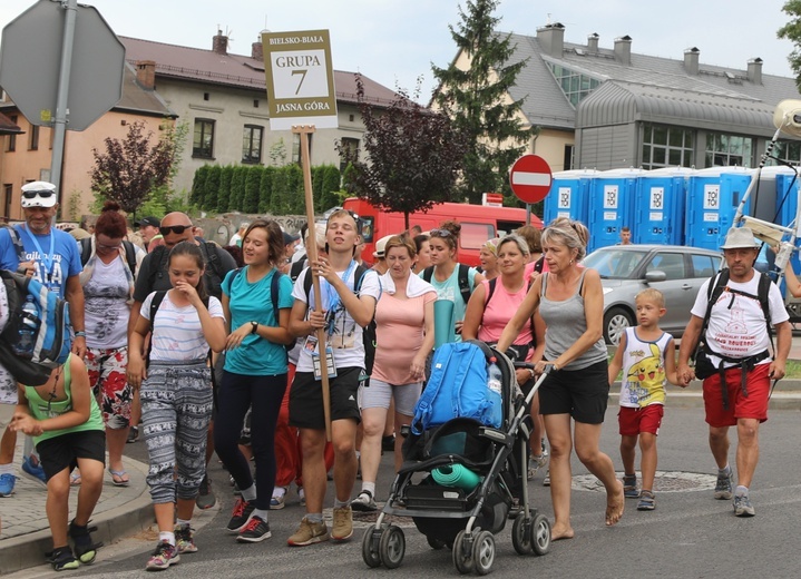 Pielgrzymi hałcnowscy na postoju w Sławkowie - 2018