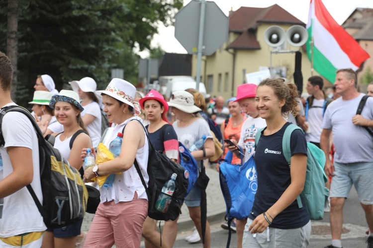 Pielgrzymi hałcnowscy na postoju w Sławkowie - 2018