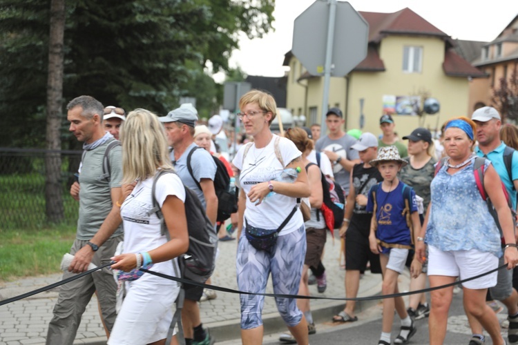 Pielgrzymi hałcnowscy na postoju w Sławkowie - 2018