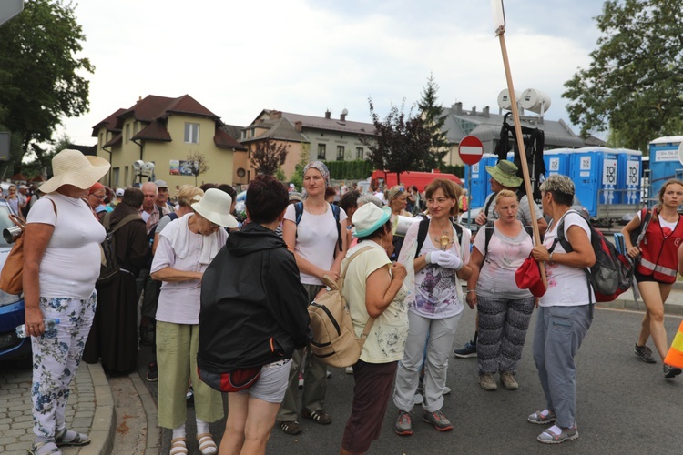 Pielgrzymi hałcnowscy na postoju w Sławkowie - 2018