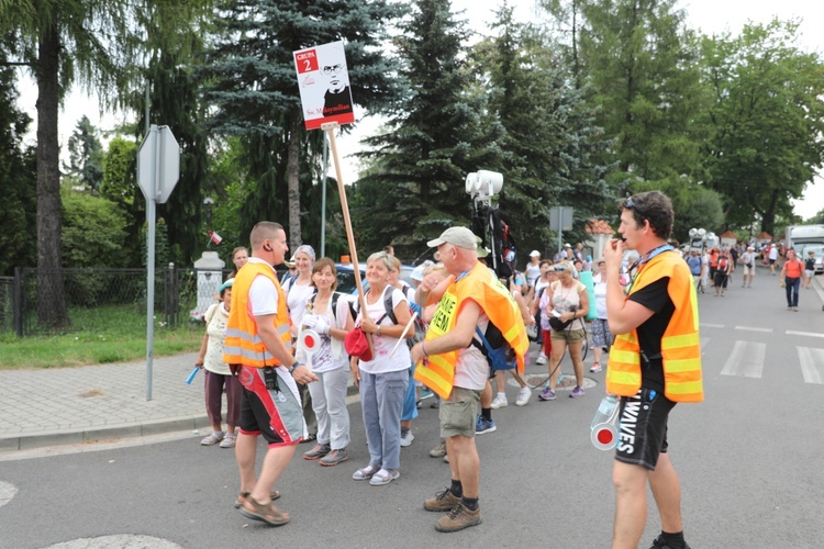 Pielgrzymi hałcnowscy na postoju w Sławkowie - 2018