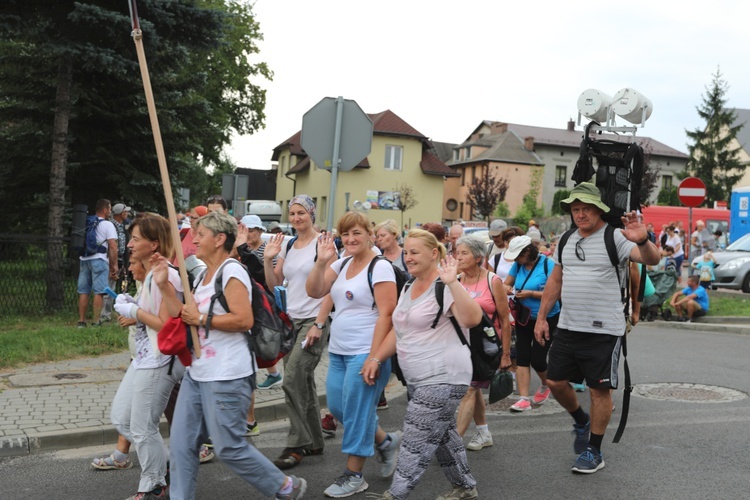 Pielgrzymi hałcnowscy na postoju w Sławkowie - 2018