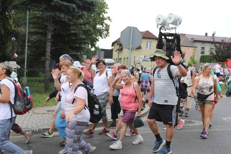 Pielgrzymi hałcnowscy na postoju w Sławkowie - 2018