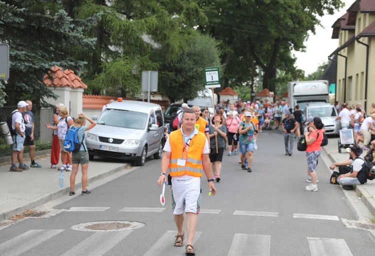 Pielgrzymi hałcnowscy na postoju w Sławkowie - 2018