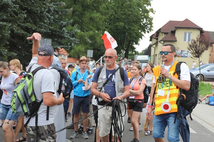 Pielgrzymi hałcnowscy na postoju w Sławkowie - 2018