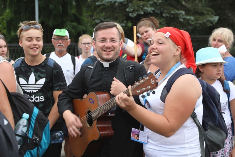 Pielgrzymi hałcnowscy na postoju w Sławkowie - 2018