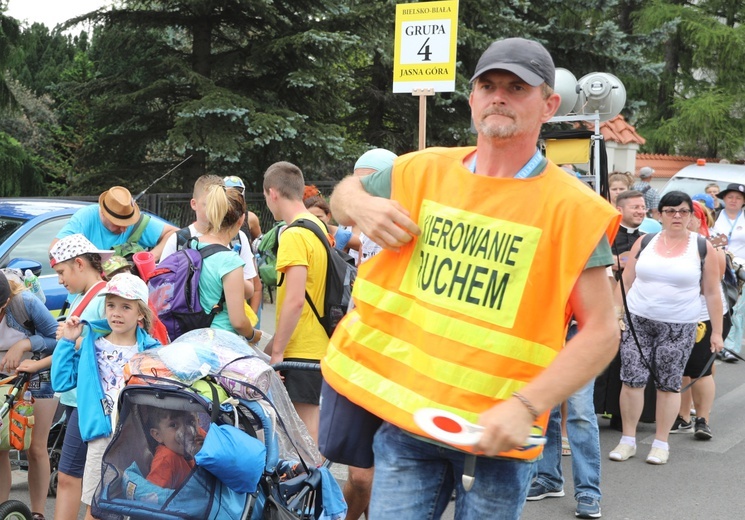 Pielgrzymi hałcnowscy na postoju w Sławkowie - 2018