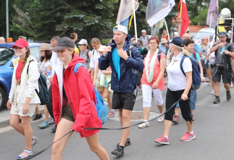 Pielgrzymi hałcnowscy na postoju w Sławkowie - 2018