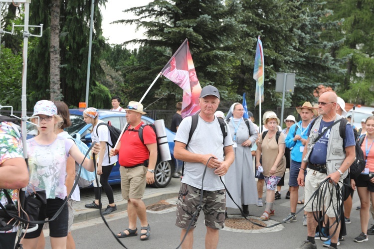 Pielgrzymi hałcnowscy na postoju w Sławkowie - 2018