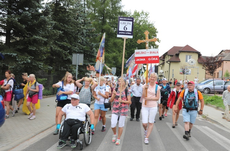 Pielgrzymi hałcnowscy na postoju w Sławkowie - 2018